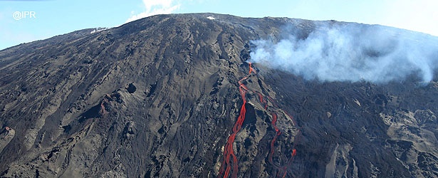 Piton de la Fournaise erupts after four years of quiescence, Reunion