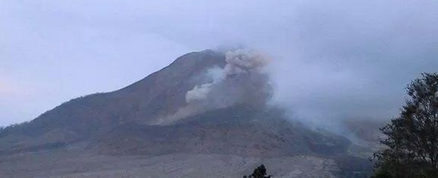 powerful-burst-of-hot-ash-erupts-from-mount-sinabung-triggering-massive-evacuations-indonesia