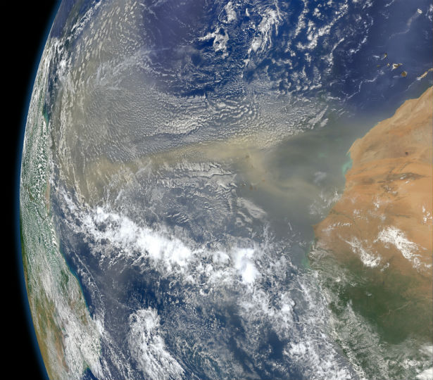 Saharan dust on the move across Atlantic Ocean