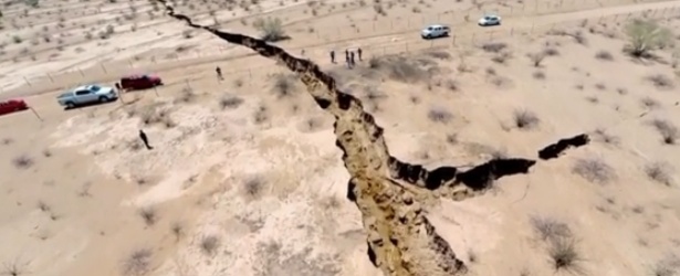 Huge earth crack opened up in Sonora, Mexico