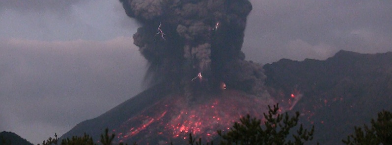 intense-explosions-at-sakurajima-japan