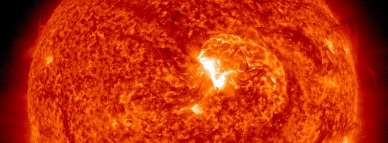 long-duration-m6-5-solar-flare-erupts-from-region-2371