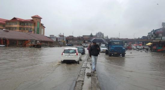 a-week-of-heavy-flooding-leaves-27-people-dead-in-india-and-pakistan