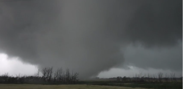 A violent tornado outbreak in Canada: Record-breaking touch-down lasted almost 3 hours