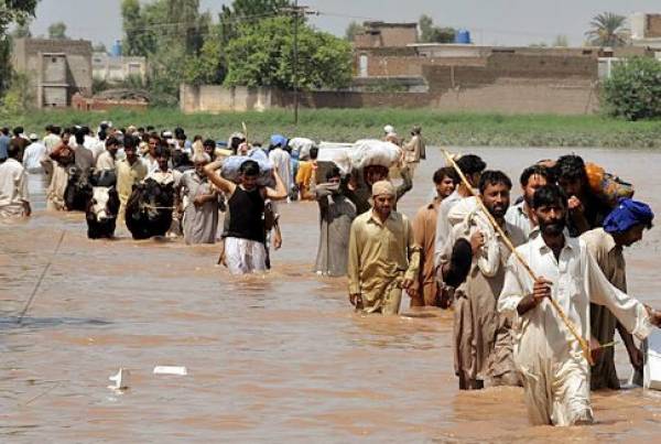 Monsoon showers bring flash floods to Pakistan: 12 people dead, 200 000 displaced