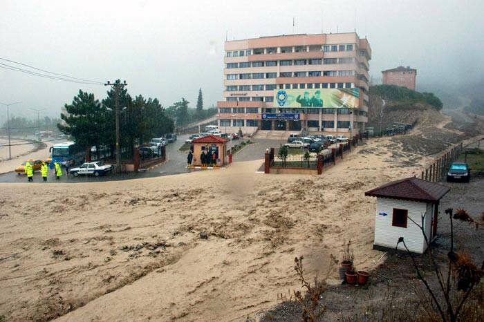 Floods and mudslides across the northeastern Turkey: 7 dead, 17 injured