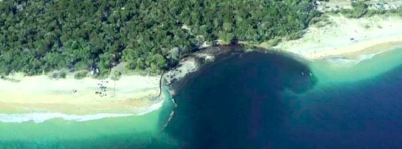 major-sinkhole-opens-up-at-inskip-point-queensland-australia