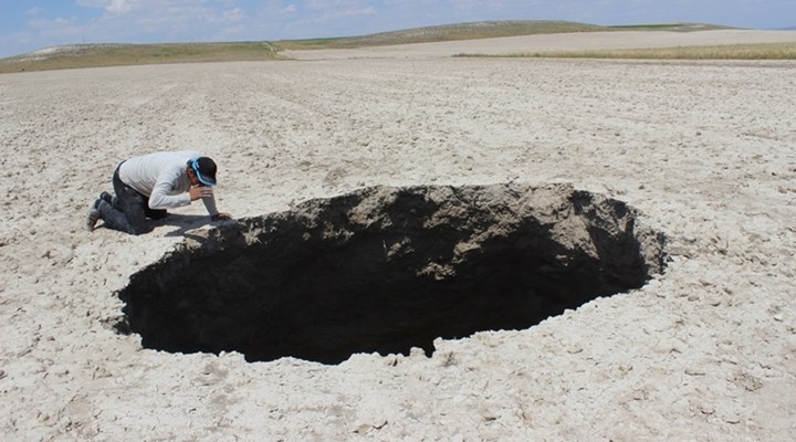 a-new-sinkhole-forms-in-the-karapinar-district-turkey