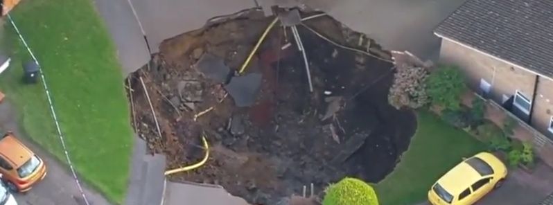 A giant sinkhole opens in North London, 58 homes affected