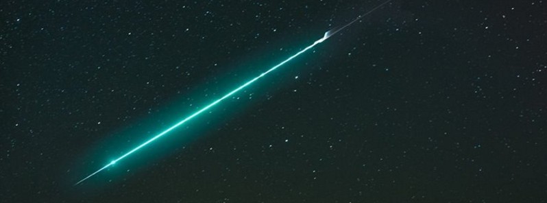 once-in-a-life-time-photo-of-neon-green-fireball-over-new-zealand