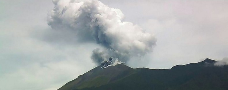 Kanlaon erupts sending a plume of steam up to 5.3 km a.s.l., Philippines
