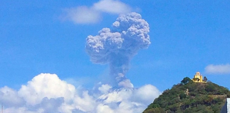 moderately-strong-eruption-of-mexicos-popocatepetl-volcano
