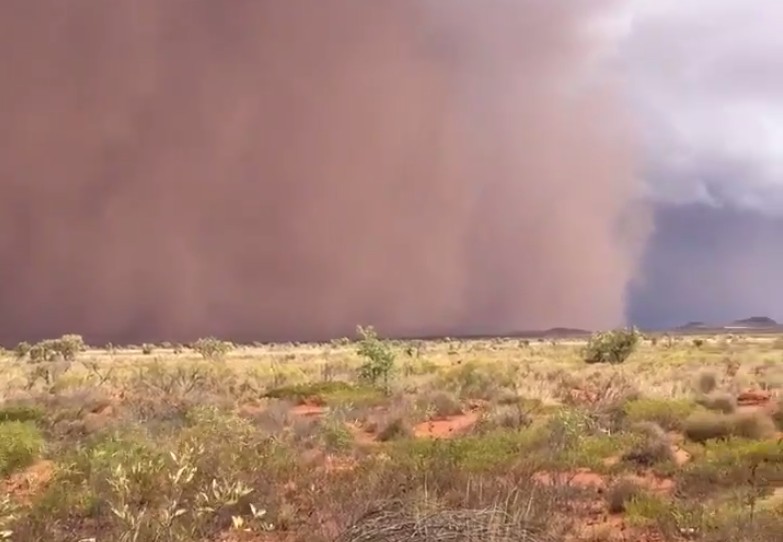 Huge dust storm hits Western Australia ahead of TC Yvette