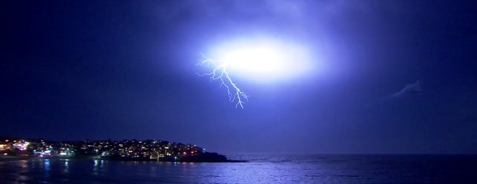 Epic lightning storm hits Bondi Beach, Sydney, Australia