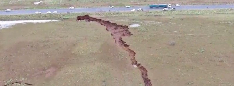 Large earth fissure opens in Northern Cape, South Africa
