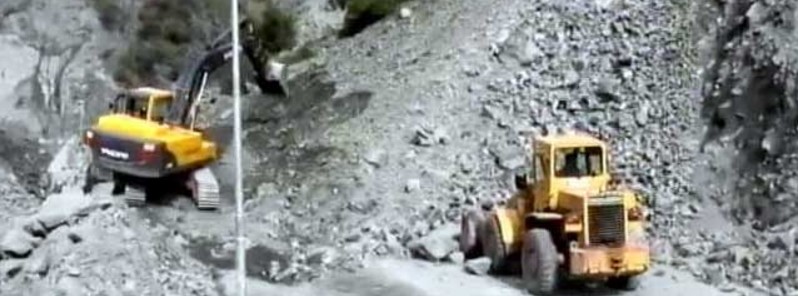 kashmir-landslide-strands-2000-vehicles-february-2017