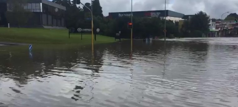 Tasman Tempest floods Auckland with 65 mm (2.5 in) in one hour