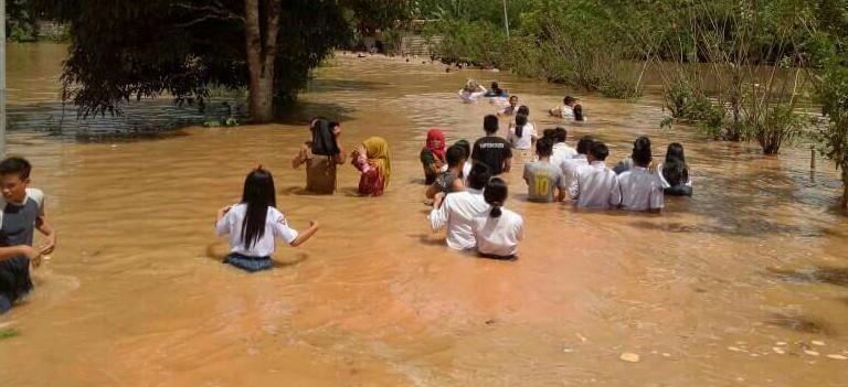 Floods, landslides leave 7 people dead in Indonesia