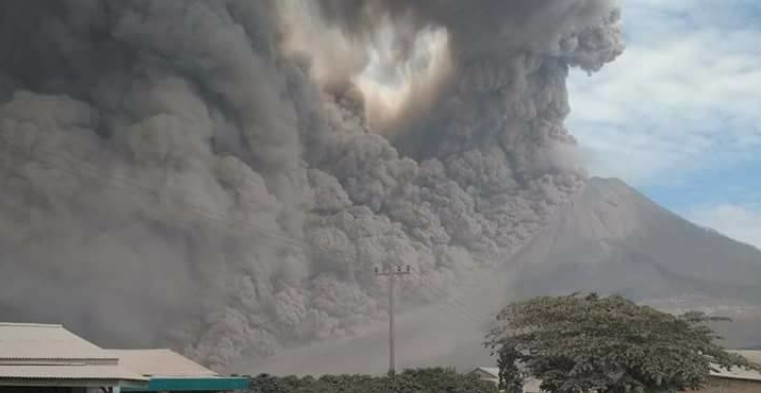 Strong eruption at Mount Sinabung, large pyroclastic flow generated