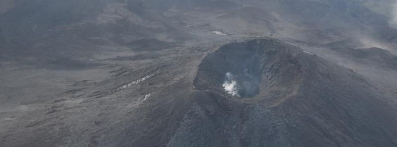 lava-effusion-in-the-summit-crater-of-cleveland-volcano-alaska
