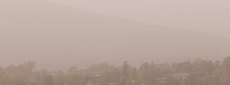 Heavy dust storm hits Canberra, leaves thousands without power