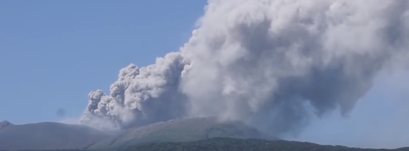 Shinmoedake volcano eruption ejects ash up to 7.6 km (25 000 feet), Japan