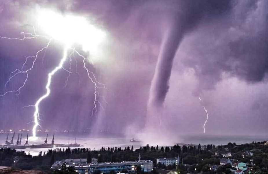 Severe thunderstorm hits Crimea, producing spectacular waterspout tornado in Feodosia