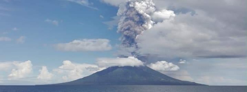 Powerful eruption at Manam volcano, ash to 16.7 km (55 000 feet) a.s.l., P.N.G.