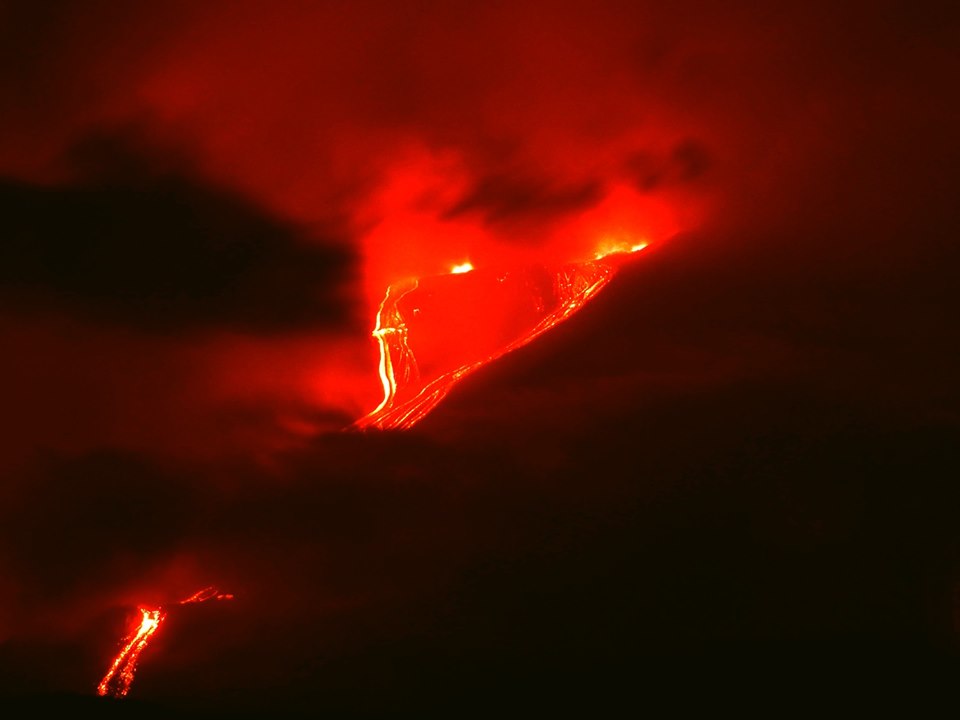 etna-producing-large-lava-flows-amazing-night-time-show-italy