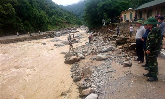 flash-floods-hit-northern-vietnam