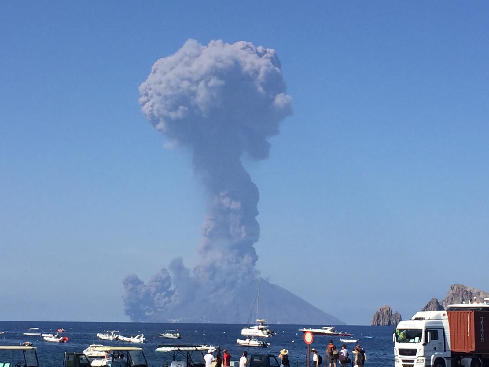 powerful-explosions-at-stromboli-volcano-strongest-since-2007-italy