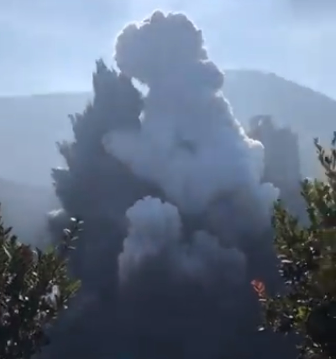 Strong phreatic eruption at Tangkubanparahu, heavy ashfall reported, Indonesia