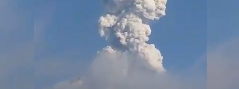 Eruption at Mount Merapi spews ash up to 5.9 km (19 098 feet) a.s.l., Indonesia