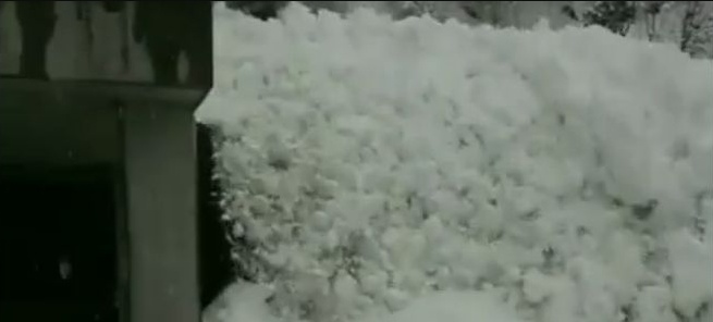 Massive avalanche surges down a road in Vallemaggia, Switzerland