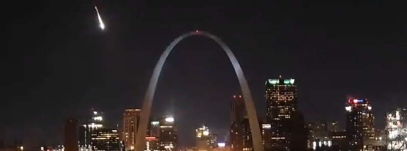 Fireball lights up the sky over St. Louis, Missouri during Northern Taurid meteor shower
