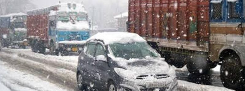 Landslides strand over 8 000 vehicles, up to 1 m (3 feet) of fresh snow in Jammu and Kashmir