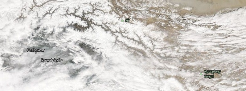 fresh-snowfall-and-landslides-strand-more-than-1-500-vehicles-on-jammu-srinagar-highway-india