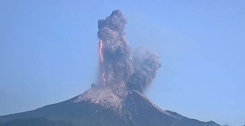 Powerful eruption at Merapi volcano, ash to 10.7 km (35 000 feet) a.s.l., Indonesia