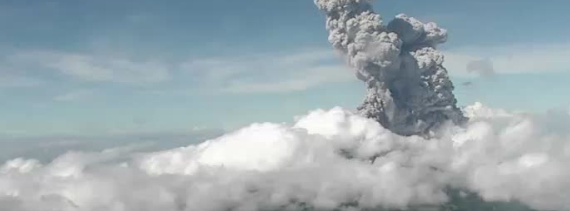 Strong eruption at Merapi volcano, ashfall reported up to 45 km (28 miles) away, Indonesia