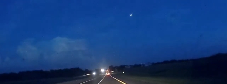 Bright fireball streaks across the night sky over central Florida