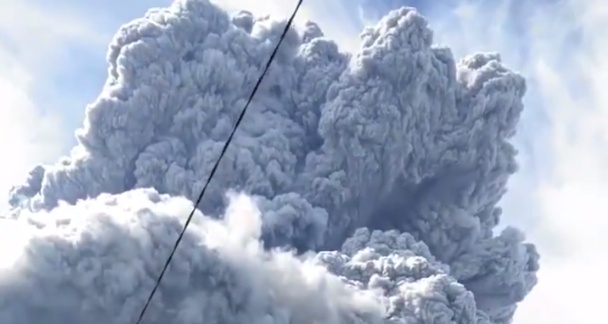 Powerful eruption at Mount Sinabung, ash up to 10 km (32 000 feet) a.s.l., Indonesia