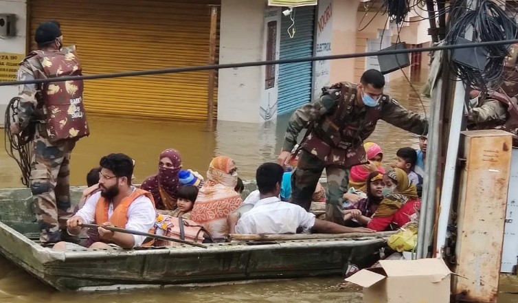 Severe floods claim 47 lives, damage more than 900 000 ha of crops in Maharashtra, India