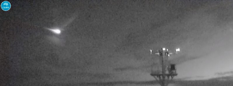 CSIRO research vessel Investigator films bright green meteor breaking up off the southern coast of Tasmania, Australia