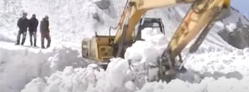 heavy-snowfall-persists-in-jammu-and-kashmir-landslides-leave-hundreds-stranded