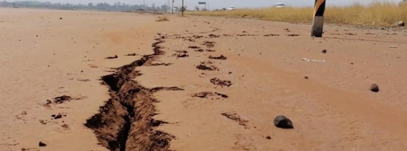 two-huge-earth-cracks-open-up-in-jalisco-mexico