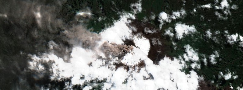 Explosive eruption at Sangay volcano, volcanic ash up to 11 km (36 000 feet) a.s.l., Ecuador