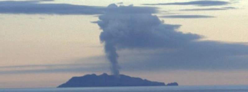 Increased gas emissions at White Island volcano, volcanic fog (VOG) produced, New Zealand