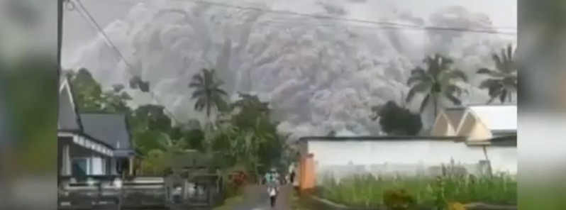 High-level eruption at Semeru volcano, ash to 15.2 km (50 000 feet) a.s.l., Indonesia