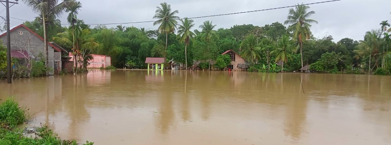 Torrential rains cause severe flooding in Sumatra, forcing 24 000 people to evacuate, Indonesia