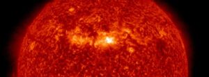Moderately strong M4.0 solar flare erupts from geoeffective Region 2975